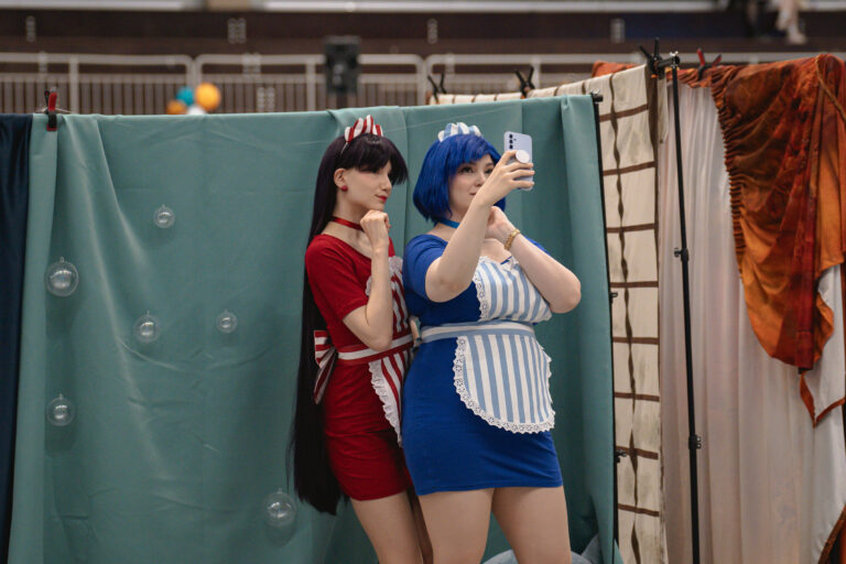 Kotae Expo 2024-tapahtumassa yleiskuva kuvauspisteeltä. Kuvassa kaksi cosplayharrastajaa Sailor Moon sarjan Sailor Mercury ja Sailor Mars hahmojen asuissa ottaa selfietä.